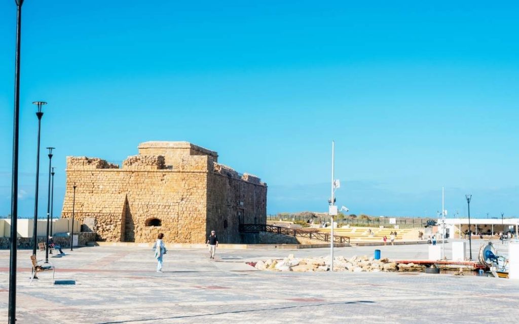 Zamek w Pafos i turyści wokół