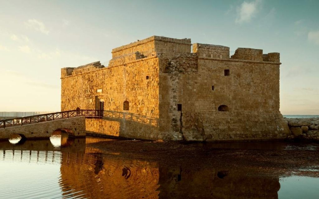 Zamek w Pafos podczas złotej godziny