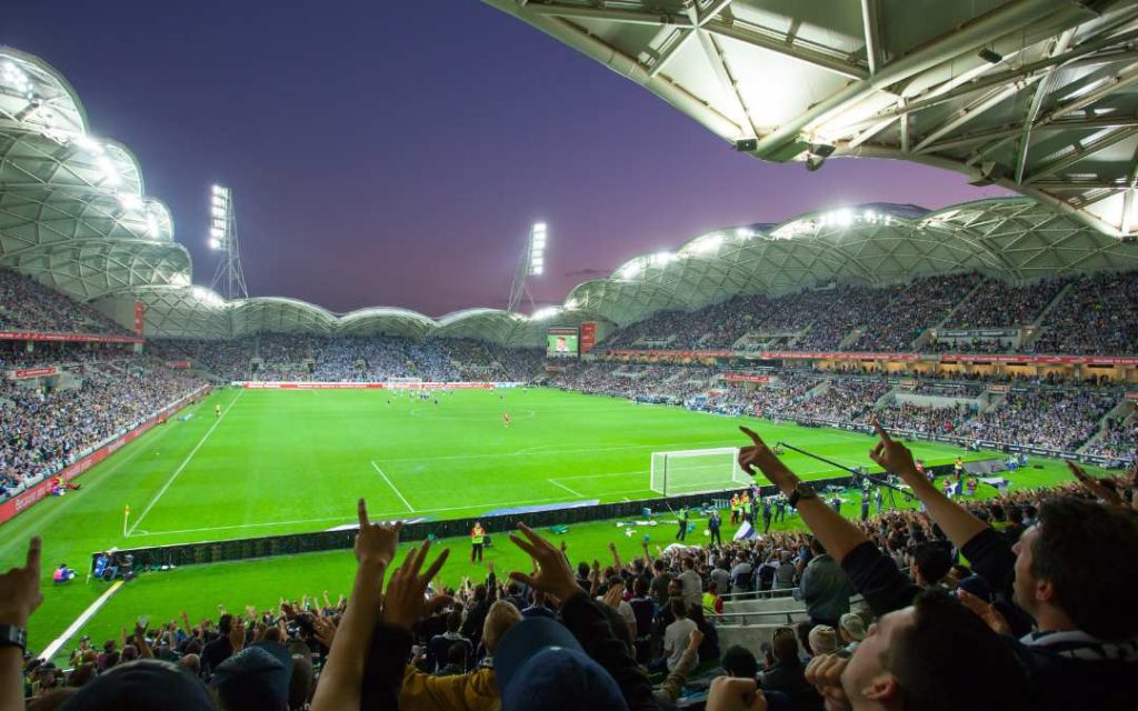 Zapełniony stadion podczas meczu piłki nożnej