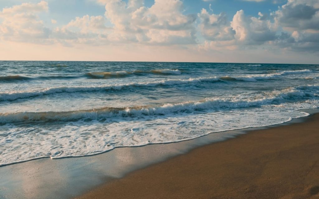 Zbliżenie na fale morskie na plaży