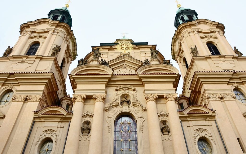Barokowa fasada Kościoła św. Mikołaja w Pradze z dwiema wieżami i witrażowym oknem