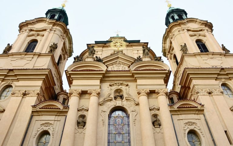 Barokowa fasada Kościoła św. Mikołaja w Pradze z dwiema wieżami i witrażowym oknem