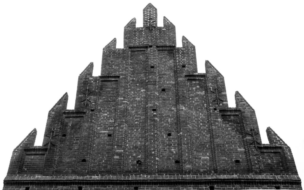 Ceglana fasada Staronowej Synagogi w Pradze z charakterystycznym schodkowym szczytem