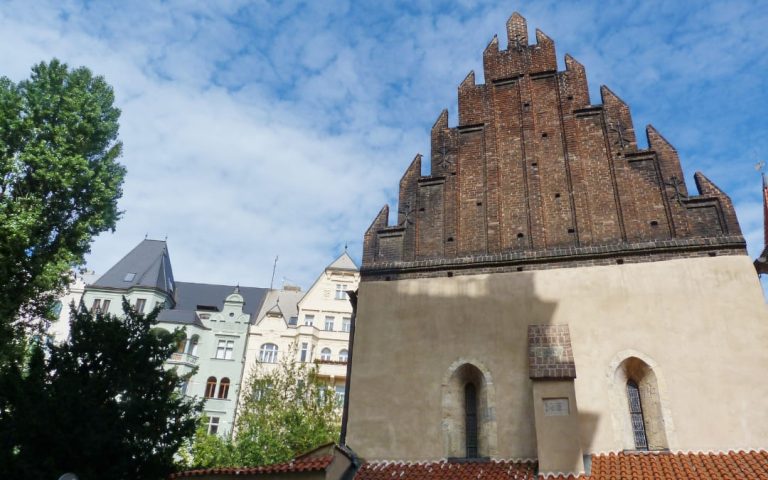 Ceglana fasada Staronowej Synagogi w Pradze z charakterystycznym schodkowym szczytem