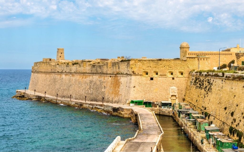 Fort St. Elmo w Valletcie na Malcie, widok na kamienne mury obronne nad morzem