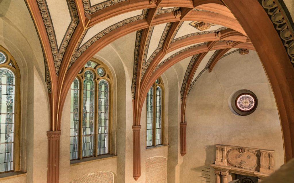 Gotyckie sklepienie żebrowe wnętrza Synagogi Pinkasa w Pradze z witrażowymi oknami