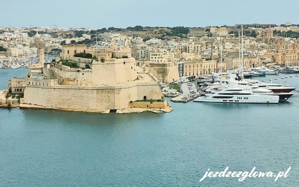 Fortyfikacje Birgu i jachty zacumowane w Grand Harbour na Malcie