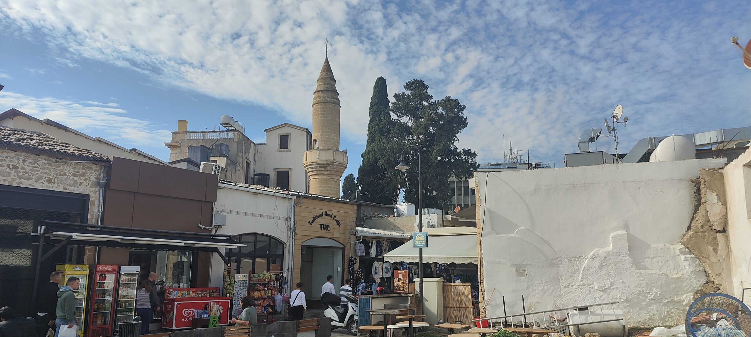 Miejsce z widokiem na minaret w centrum miasta