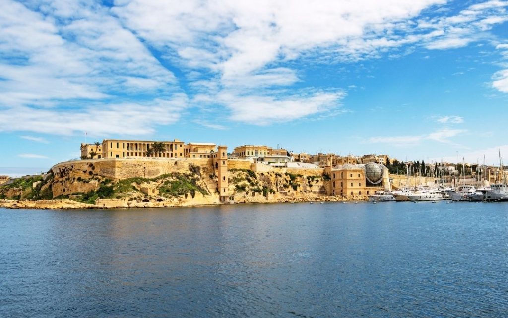 Kalkara Creek na Malcie z widokiem na nabrzeże, zabudowę i zacumowane jachty
