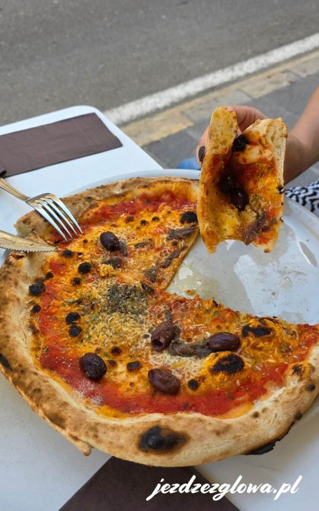 Pizza wypiekana w piecu