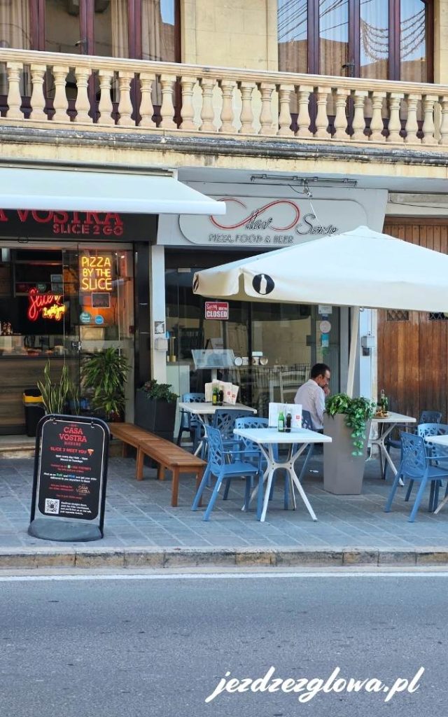 Restauracja ze stolikami na zewnątrz