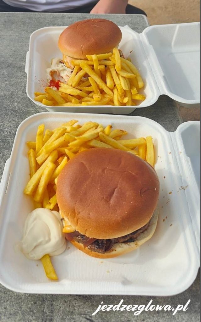 Burgery z frytkami - idealny obiad w trakcie zwiedzania