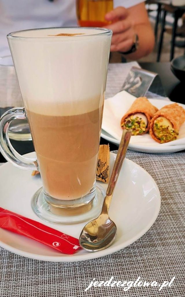 Kawa z ciastkiem cannoli w kawiarnianym klimacie Valletty