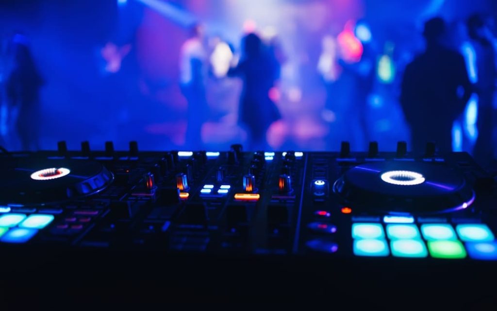 Konsola DJ-ska z niebieskim podświetleniem w klubie nocnym