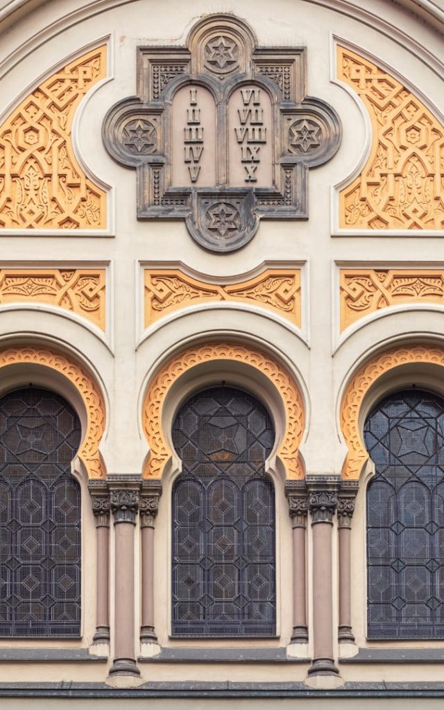 Mauretańska fasada Synagogi Hiszpańskiej w Pradze z tablicami Dekalogu i łukowymi oknami