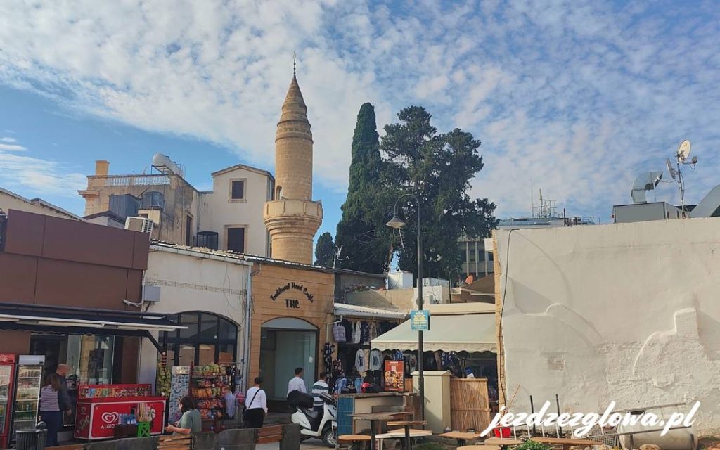 Miejsce z widokiem na minaret w centrum miasta