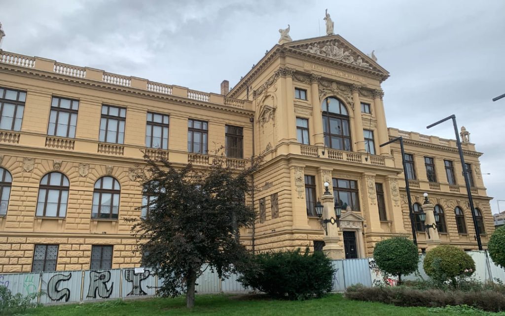 Neoklasyczna żółta fasada Muzeum Narodowego przy Placu Wacława w Pradze