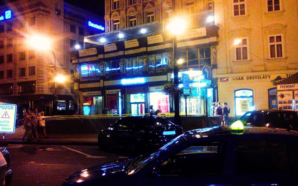 Nocny widok na miasto w Pradze