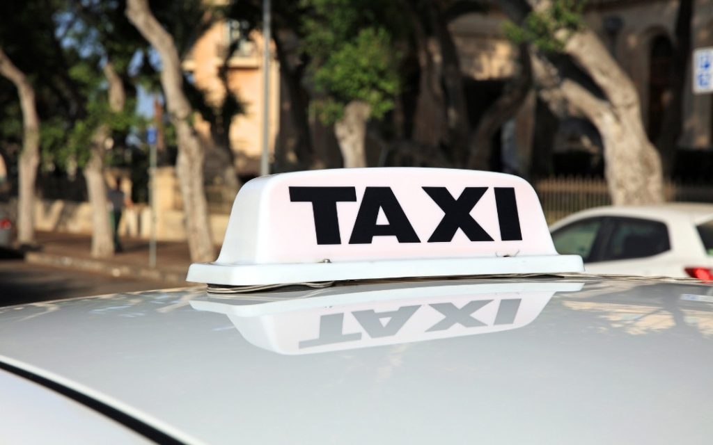 Oznaczenie TAXI na dachu maltańskiej taksówki
