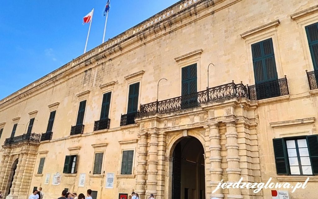 Pałac Wielkich Mistrzów w Valletcie na Malcie, widok na zabytkową fasadę budynku
