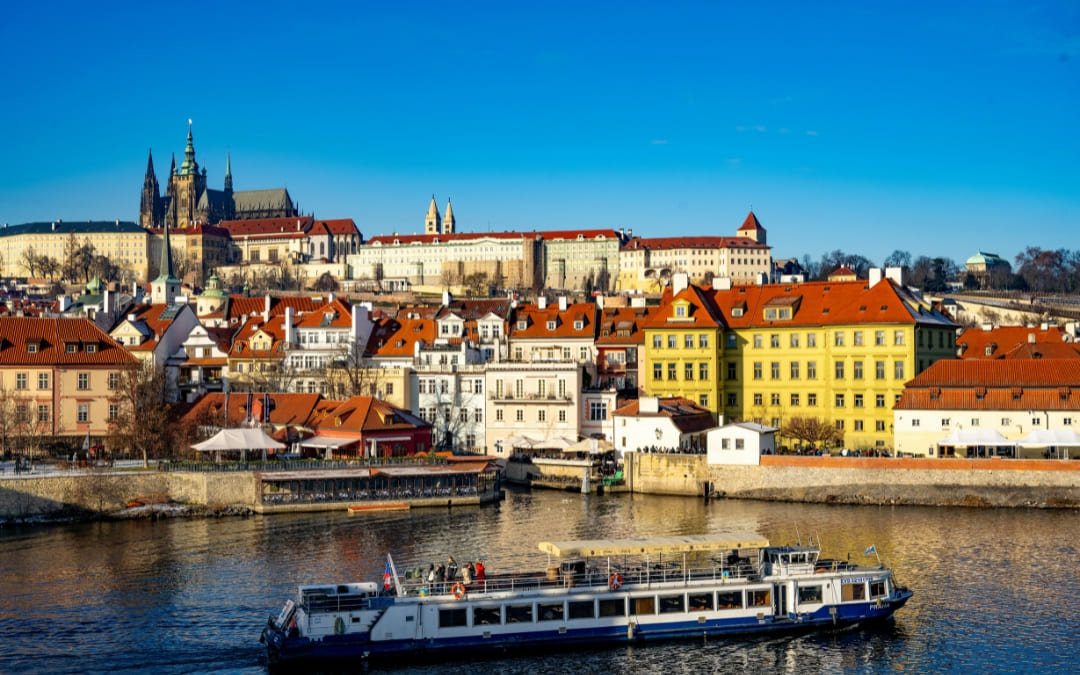 Panorama Pragi z Zamkiem Praskim i katedrą św. Wita nad Wełtawą w słoneczny dzień