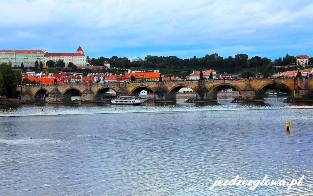 Panorama Pragi z mostem Karola