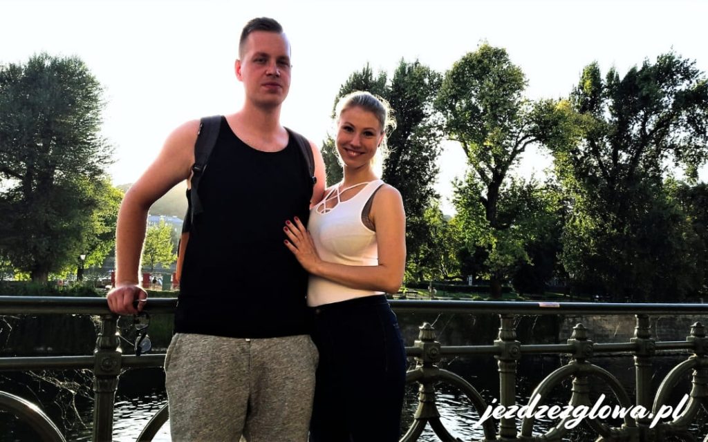 Para nad rzeką Wełtawą w Pradze