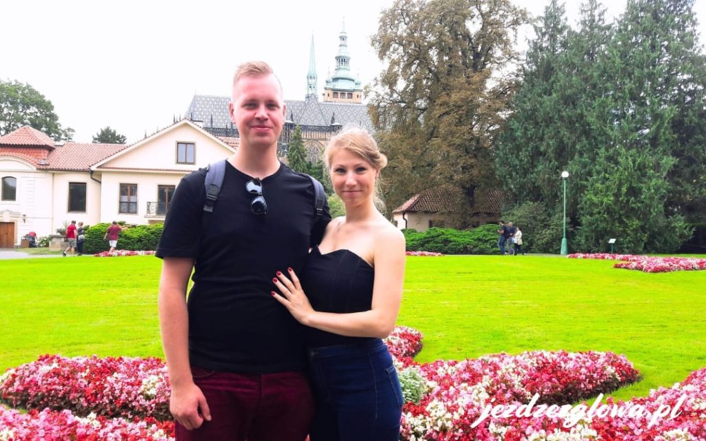 Para turystów w ogrodach w Pradze