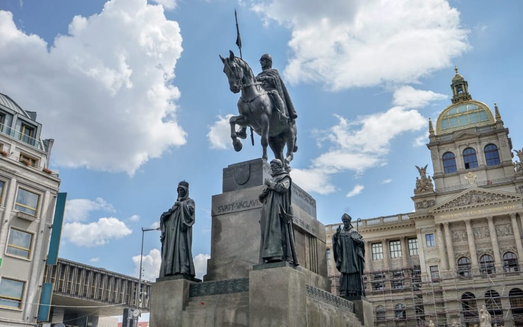 Pomnik św. Wacława na Placu Wacława w Pradze z Muzeum Narodowym i chmurami w tle