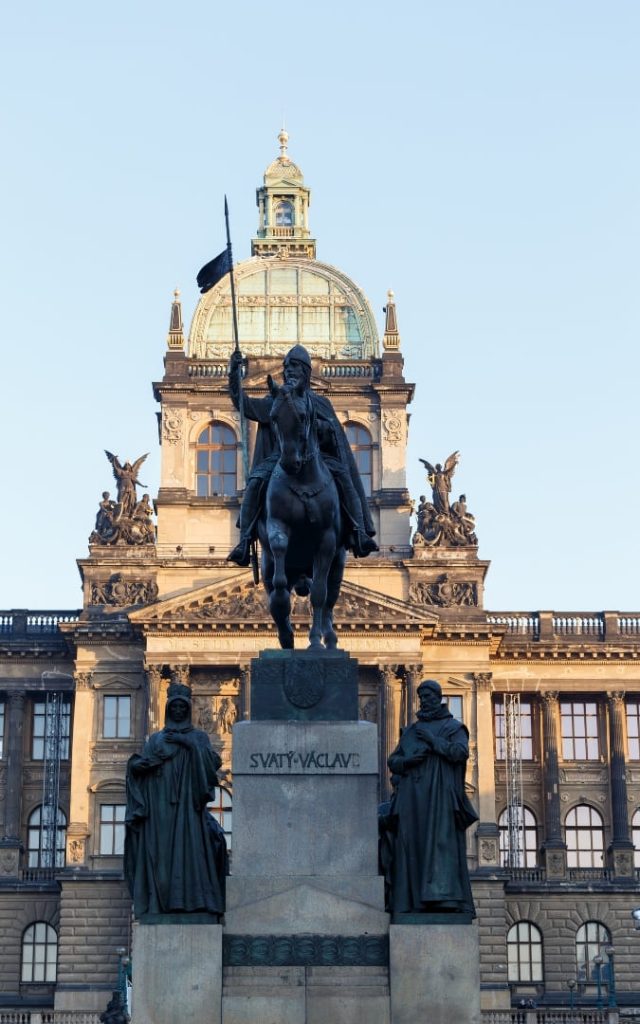 Pomnik św. Wacława na koniu przed kopułą Muzeum Narodowego w Pradze o zmierzchu
