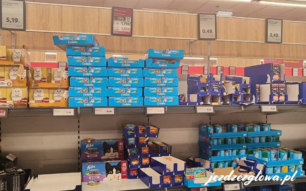 Produkty dla kotów na sklepowej półce