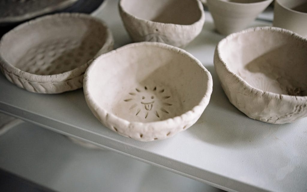 Ręcznie lepione białe ceramiczne miseczki z ozdobnymi wzorami