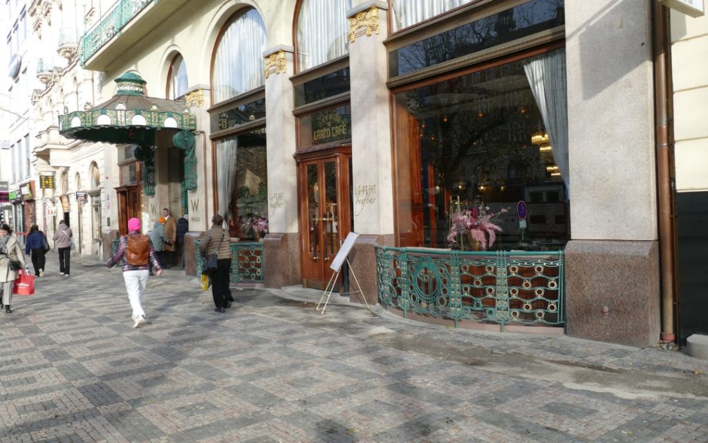 Secesyjna fasada Grand Café Orient przy Placu Wacława w Pradze z zielonymi zdobieniami