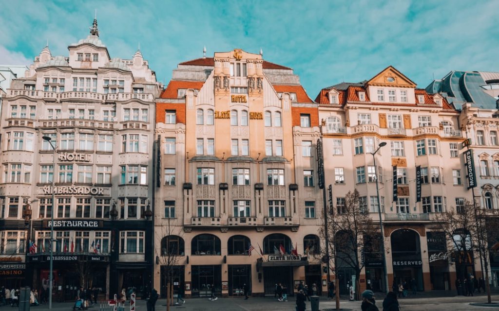 Secesyjne kamienice z hotelami Ambassador i Zlatá Husa przy Placu Wacława w Pradze
