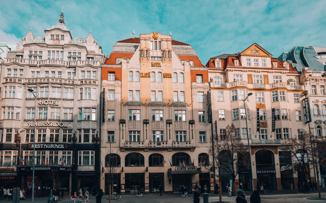 Secesyjne kamienice z hotelami Ambassador i Zlatá Husa przy Placu Wacława w Pradze