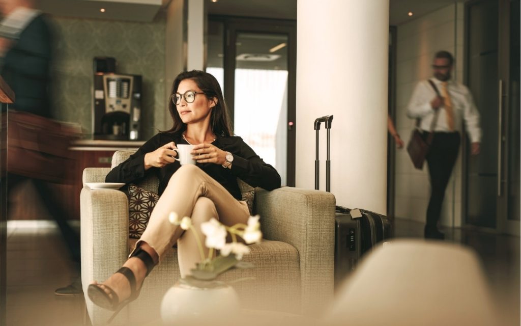 Strefa lounge na lotnisku z wygodnymi fotelami i pasażerami oczekującymi na lot