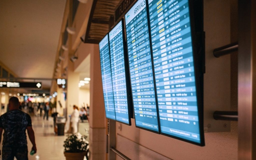 Tablice przylotów i odlotów na lotnisku, wyświetlające aktualne informacje o lotach