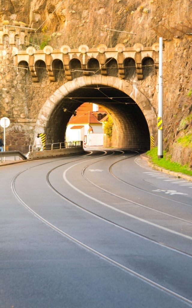Tunel tramwajowy pod wzgórzem Wyszehrad w Pradze z łukiem z kamiennych bloków