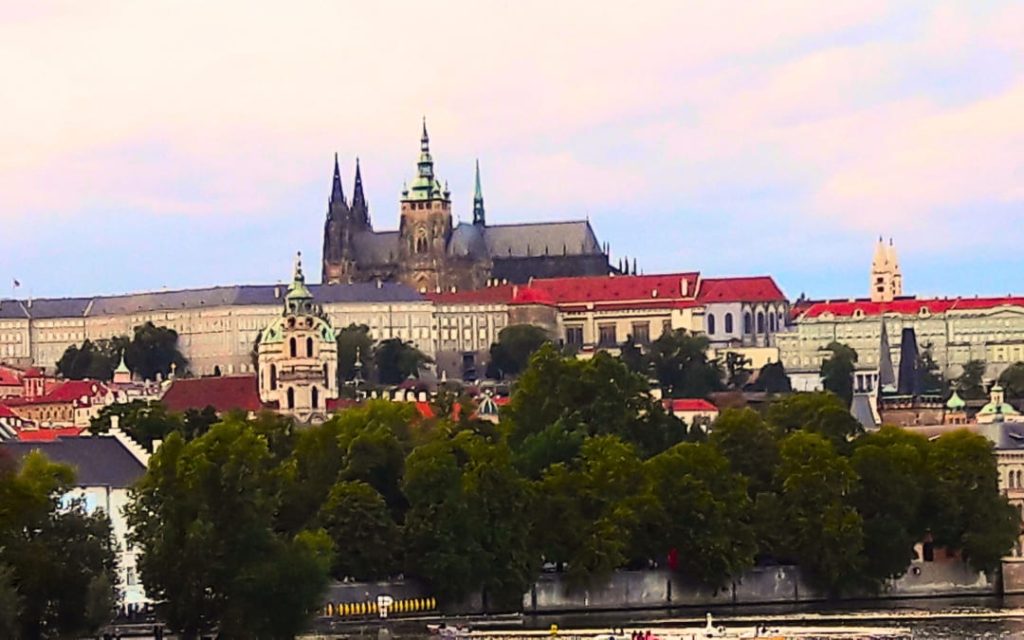 Widok na Pragę z Zamkiem Praskim na Hradczanach w tle