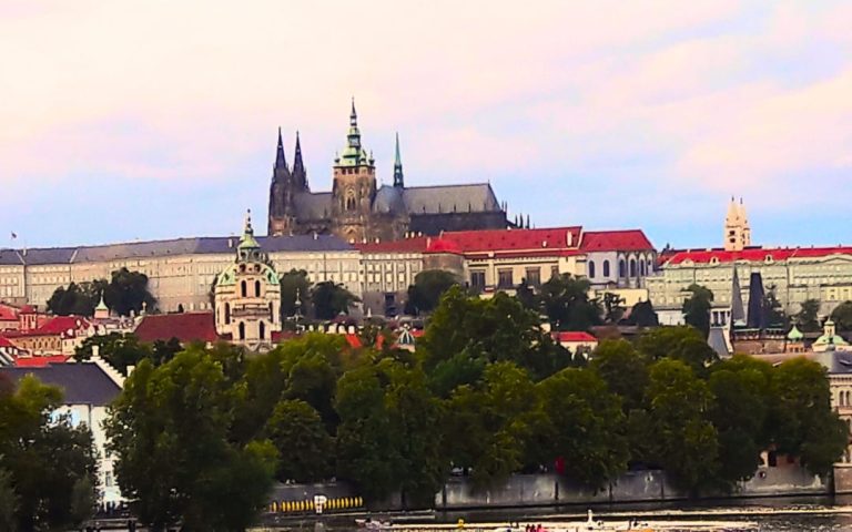 Widok na Pragę z Zamkiem Praskim na Hradczanach w tle