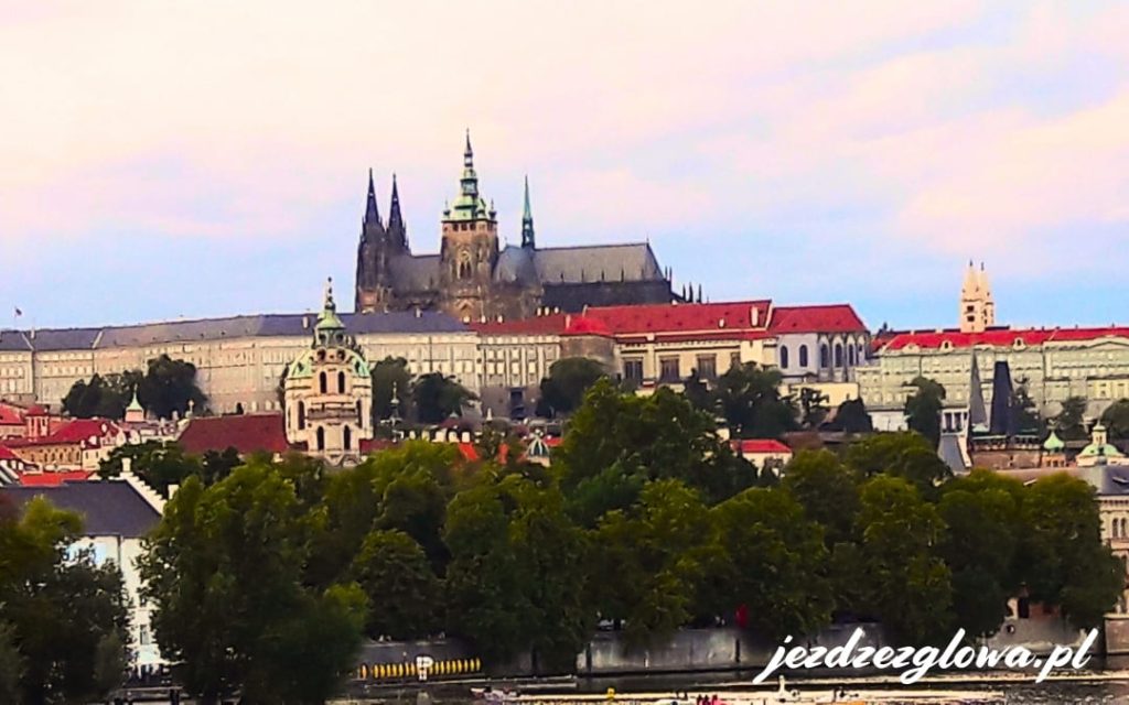 Widok na Pragę z Zamkiem Praskim na Hradczanach w tle