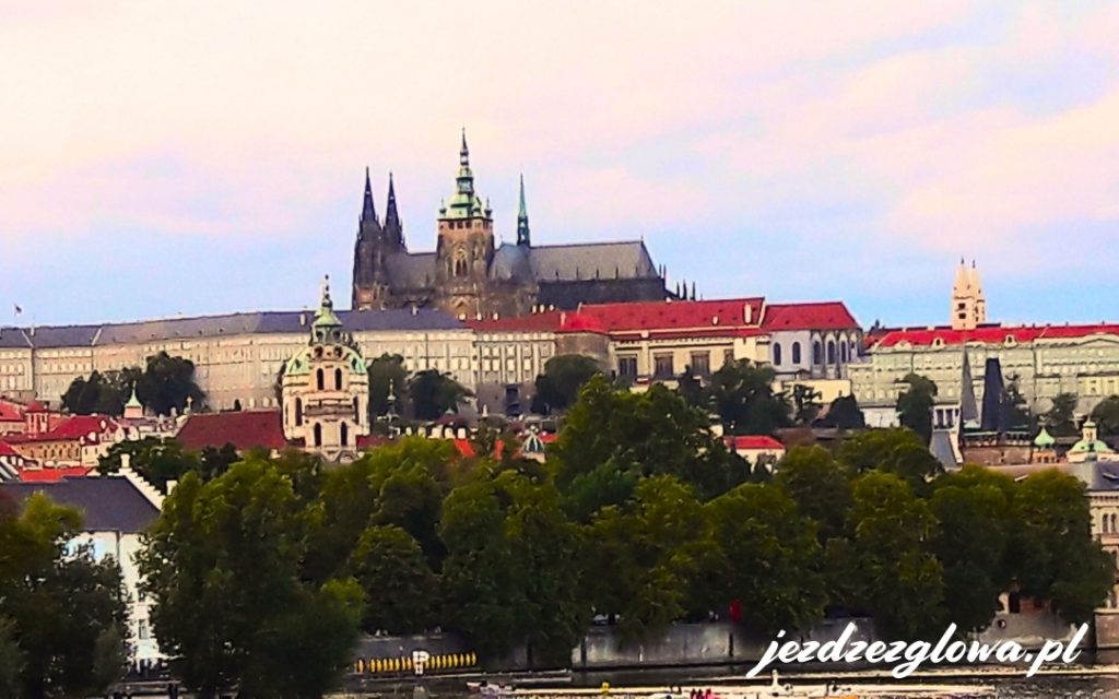 Widok na Pragę z Zamkiem Praskim na Hradczanach w tle