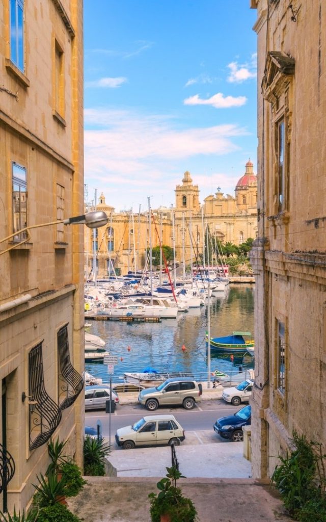 Widok na port w Birgu na Malcie, z wąskiej uliczki prowadzącej do mariny