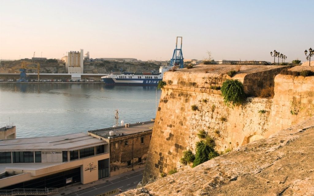 Widok z Floriany na Malcie na Grand Harbour i portowe nabrzeże