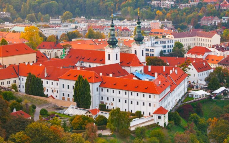 Widok z lotu ptaka na Klasztor Strahowski w Pradze z czerwonymi dachami i dwiema wieżami