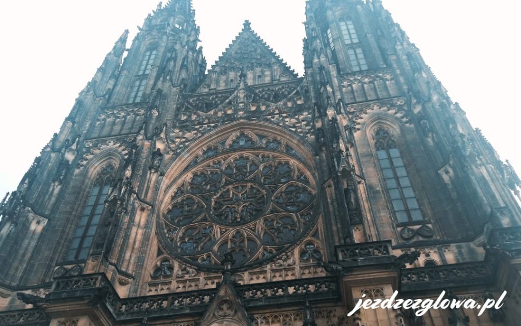 Zbliżenie na Katedrę św. Wita w Pradze
