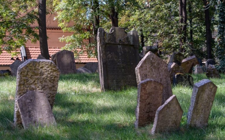 Zbliżenie na Stary Cmentarz Żydowski w Pradze