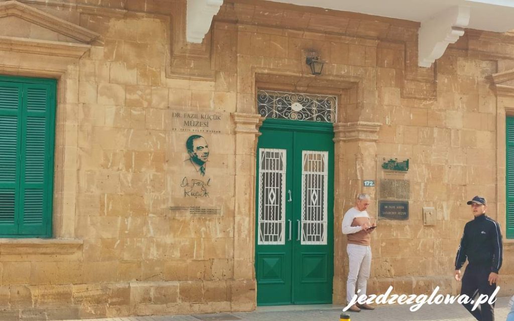 Zewnętrzna część muzeum z portretem Dr. Fazıla Küçüka