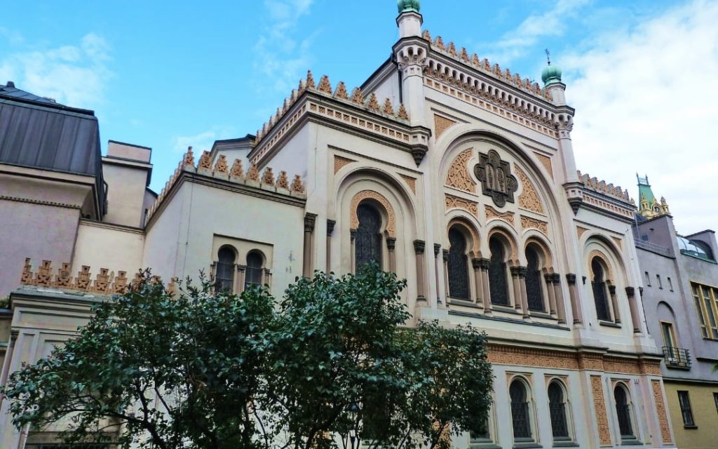 Zewnętrzna fasada Synagogi Hiszpańskiej w Pradze z mauretańskimi łukami i minaretami