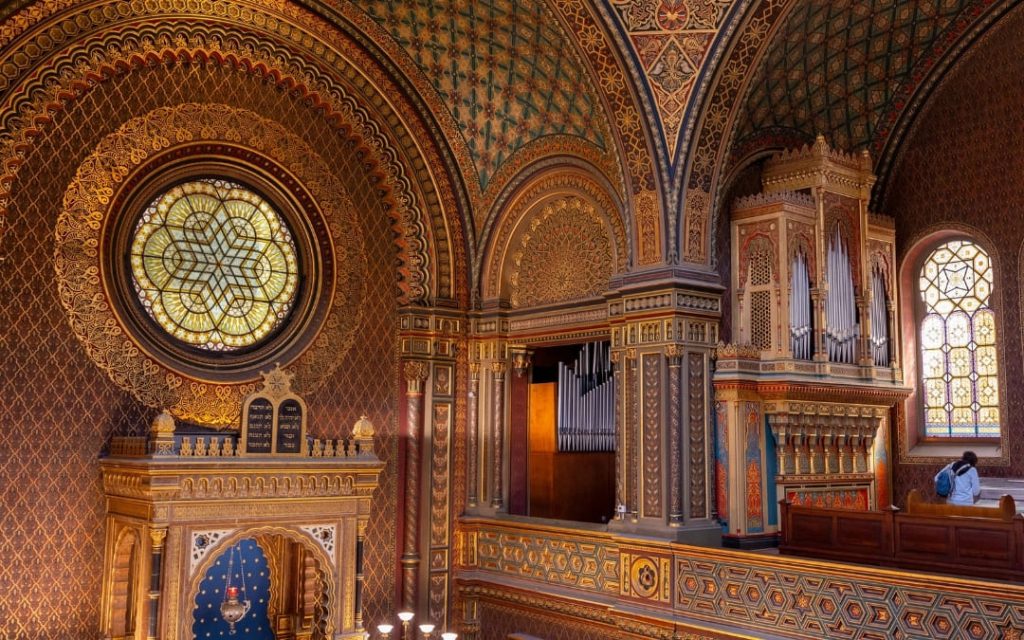 Złocone wnętrze Synagogi Hiszpańskiej w Pradze z organami i witrażową rozetą